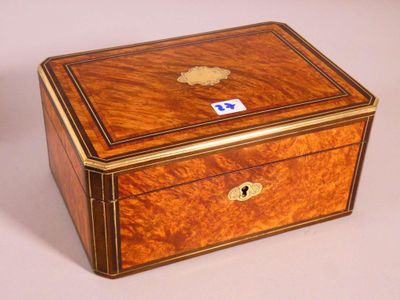 une vieille boîte en bois avec un cadenas sur le dessus