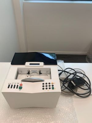 une machine blanche posée sur une table près d'une fenêtre
