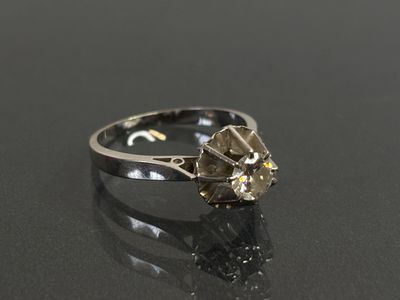 BAGUE en or gris 18K sertie d'un diamant monté en solitaire.