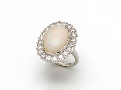 une bague en oplite et diamants, par van cleef