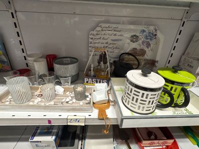 beaucoup d'objets sur les étagères de la cuisine