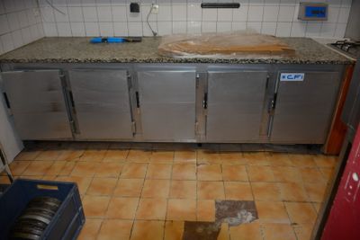 une image d'une cuisine avec beaucoup d'espace de travail
