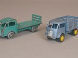 deux camions jouets assis l'un à côté de l'autre sur une table