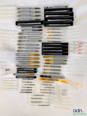 un grand nombre de stylos posés sur une table