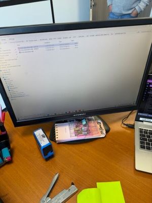un bureau sur lequel se trouvent un ordinateur portable et un moniteur