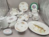 de nombreux types de vaisselle exposés dans une vitrine