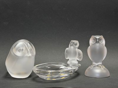 trois figurines en verre représentant des chouettes et un bol posés sur une table