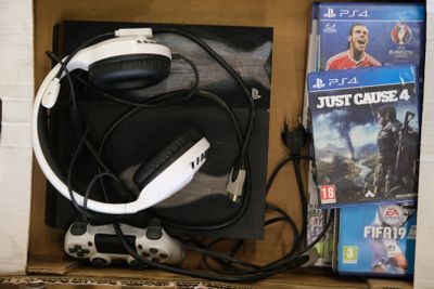 une boîte contenant un casque audio et une manette de jeu vidéo