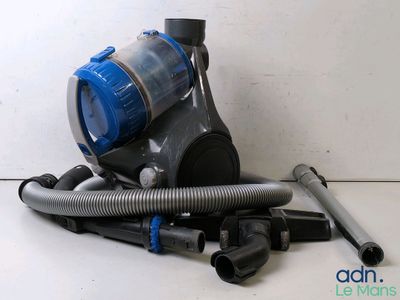 un aspirateur posé par terre à côté de quelques tuyaux