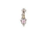 gros plan d'une paire de boucles d'oreilles sur une surface blanche