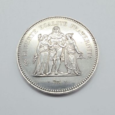 gros plan d'une pièce de monnaie sur une table à fond blanc