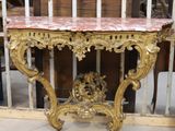 une petite table surmontée d'une horloge
