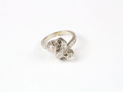 Bague toi et moi en or gris, sertie de 2 diamants de taille …