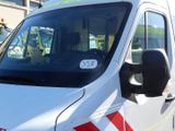 une camionnette blanche avec une bande rouge sur le côté