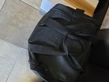 un sac noir posé sur une chaise noire
