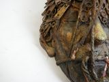 un gros plan sur une sculpture représentant une tête de cheval accrochée au mur