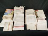 de nombreux types de serviettes de table sur la table