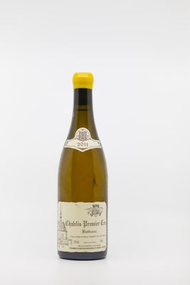 la bouteille de vin est posée sur une surface blanche