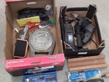 une boîte contenant divers appareils électroniques, posée par terre