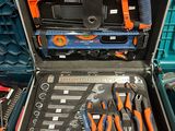 de nombreux outils dans une boîte à outils posée sur une table