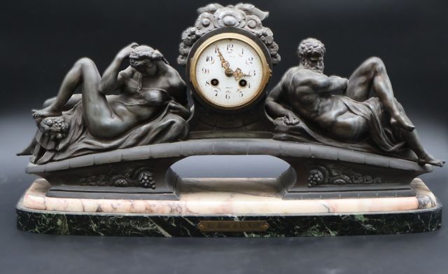 Pendule de cheminée en marbre et régule patiné figurant l'allégor...