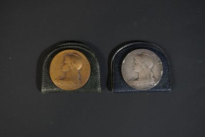deux types de pièces différents posés sur une surface noire