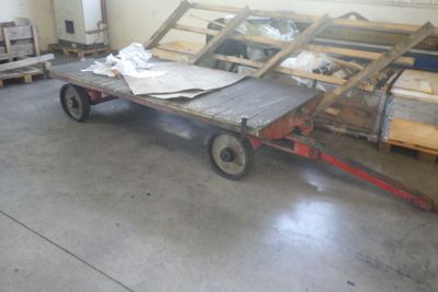 un chariot chargé de bois dans un garage