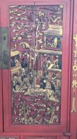 Armoire en bois sculpté laqué rouge et or, ouvrant par (x2) … (photo 2)