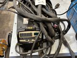 une photo montrant un tas de fils et d'autres équipements électriques posés sur une table