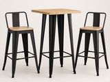 un ensemble composé de trois tabourets et d'une table avec un plateau en bois