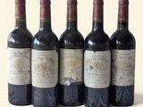 six bouteilles de vin sont alignées dans une rangée