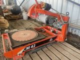 une machine qui découpe une pizza sur une table