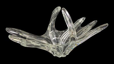 un bol en verre transparent orné d'un motif d'oiseau