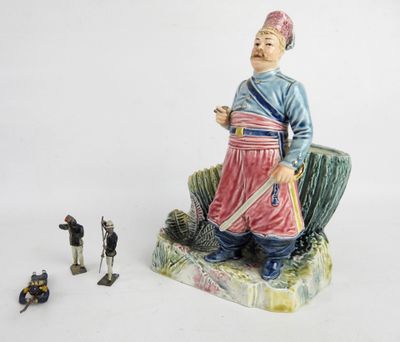 DIVERS. Soliflore en porcelaine figurant un chasseur d'Afriq…