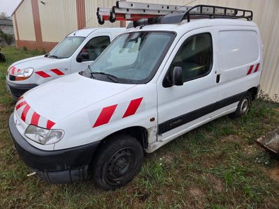 deux camionnettes blanches garées l'une à côté de l'autre dans l'herbe