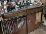 un établi avec de nombreux outils dans un garage