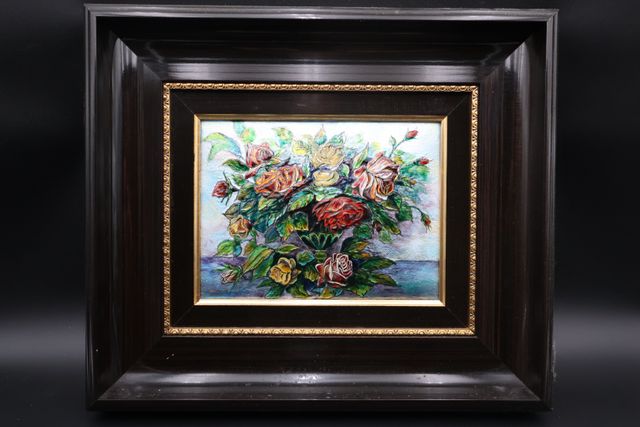 Émail de Limoges « Bouquet de roses ». Signée en bas à gauche « B...