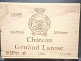 une caisse en bois sur laquelle est apposée une étiquette portant l'inscription « Château Grandu Larose »