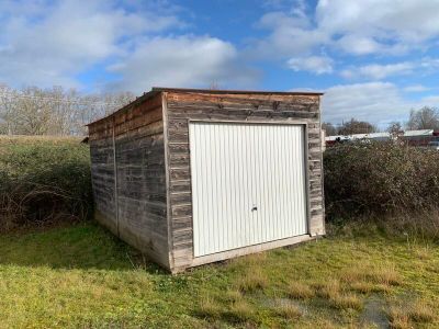A l'extérieur, matériel d'exposition, à démonter :