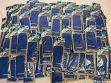 de nombreux sachets de café bleus posés sur une table