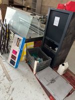 Vitrine réfrigérée, accompagnée de six tréteaux métalliques,… (photo 2)