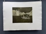 une photo en noir et blanc d'un bateau avec des personnes à bord