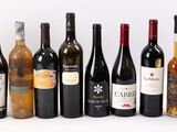 Plusieurs bouteilles de vin sont alignées les unes à côté des autres près d'une boîte
