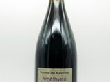 une bouteille de vin posée sur une table