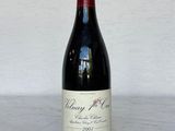 une bouteille de vin posée sur une table