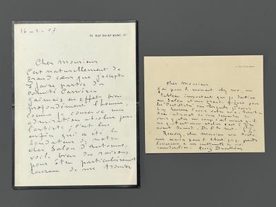 une vieille lettre manuscrite et un bout de papier posés sur une table