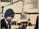 une image représentant une affiche sur laquelle figure un homme assis à un bureau devant un micro
