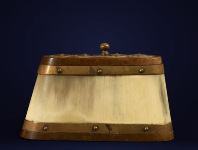 une vieille boîte en bois avec une poignée en métal sur fond bleu