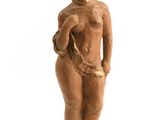 une image représentant une statue d'une femme avec une chaîne autour de la taille