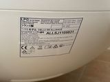 une étiquette apposée à l'arrière d'un chauffe-eau dans une salle de bains